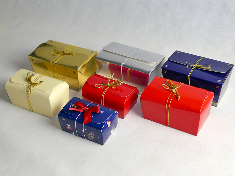 Truhen in Gold und Silber, Blau, Beige, Rot oder mit Weihnachtsmotiven bedruckt, mit Gummischnur oder Schleife verschlossen